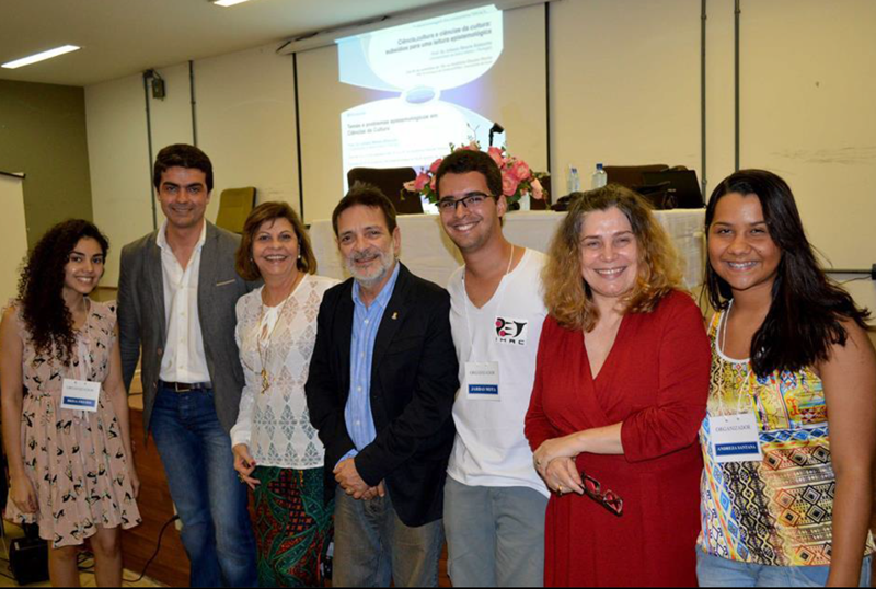 Da esquerda para a direita: Brisa (PET IHAC), Prof. Urbano, Profa. Edilene Matos, Prof. Paulo Miguez, xx (Pet IHAC), Profa. Annamaria, xxx (Pet IHAC)
